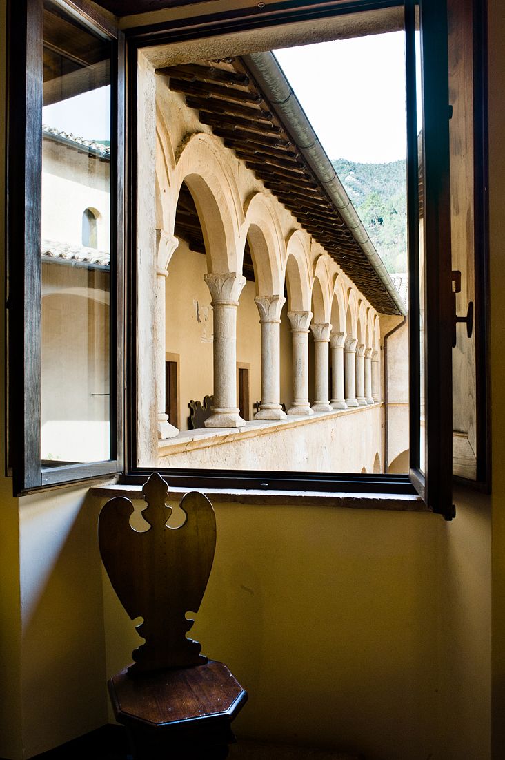 Aussicht von der Abtei mit Bögen und einem Panorama über das umliegende Tal.