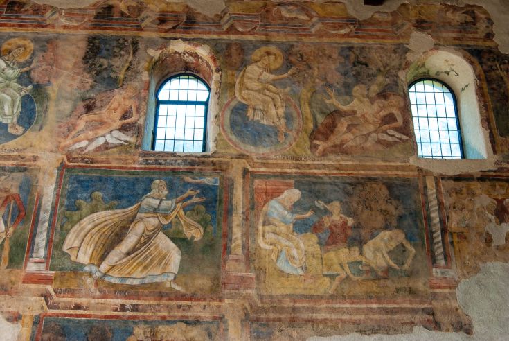 Fresken in der Abtei San Pietro in Valle, einem Ort, der von der umbrischen Natur umgeben ist.