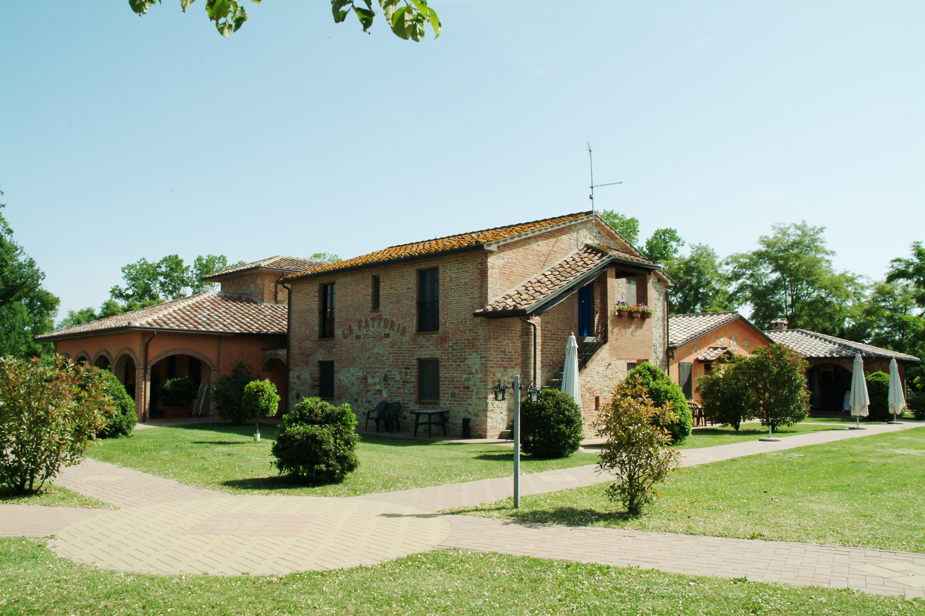 Casale restaurato nei pressi del Lago Trasimeno, completo di giardino e piscina, perfetto per famiglie e momenti di relax.