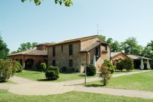 Restored farmhouse near Lake Trasimeno, featuring a garden and pool, ideal for families and relaxation.