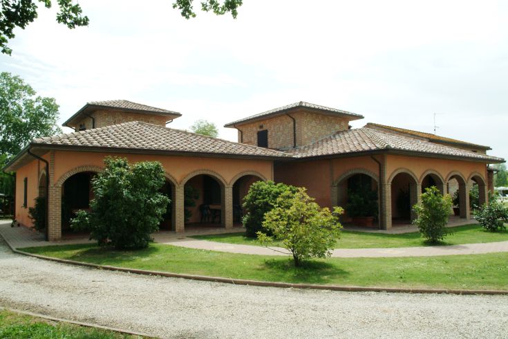 Renovated farmhouse near Lake Trasimeno, featuring a garden and pool area.
