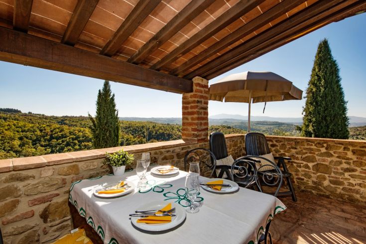 Agriturismo situato in una zona tranquilla, con scena panoramica sulla campagna circostante e un'atmosfera piacevole.