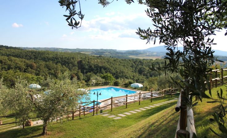 Agriturismo con piscina e panorama collinare, ideale per una vacanza tranquilla in Umbria.