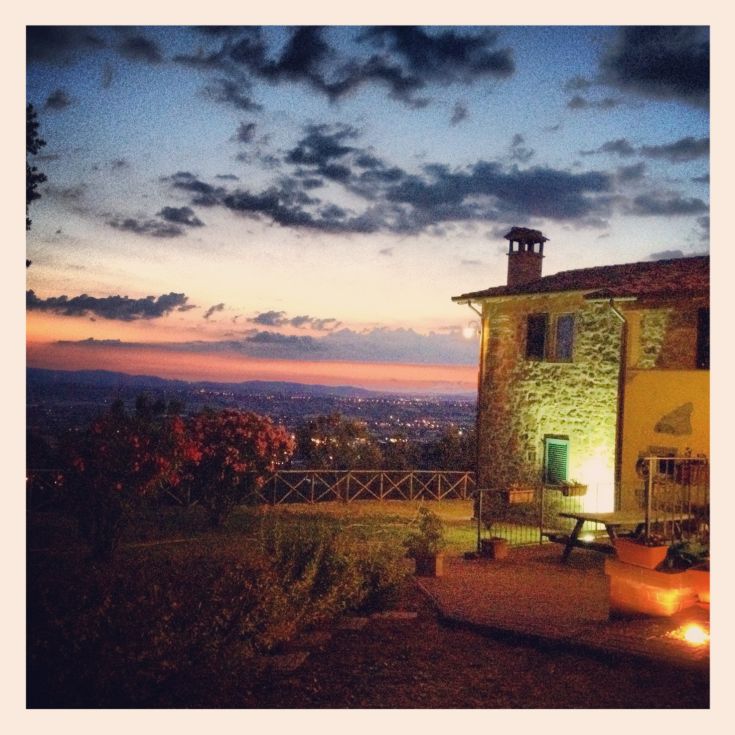Accogliente casa vacanze immersa nella natura umbra, offre un panorama tranquillo su Torgiano, perfetta per il relax.