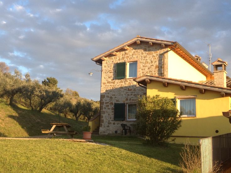 Accogliente casa vacanze immersa nella campagna umbra, circondata da oliveti, ideale per un soggiorno tranquillo.