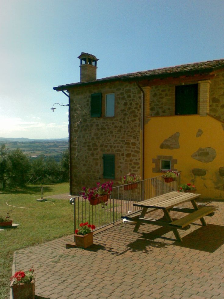 Casa Vacanze immersa nel verde, con panorama su un paese dell'Umbria, perfetta per un soggiorno tranquillo.