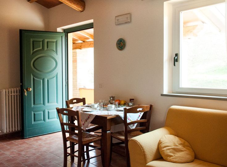 Un tranquillo spazio esterno in Umbria, ideale per momenti di relax immersi nella natura.