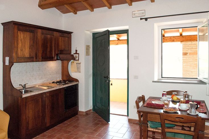 Una funzione di cucina in legno con zona per mangiare, perfetta per momenti di relax in Umbria.