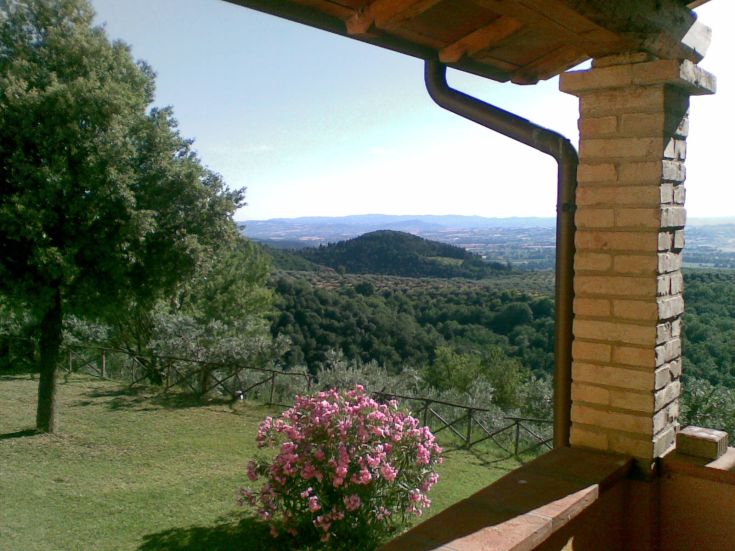 Scena tranquilla di colline e boschi, ideale per un soggiorno sereno in Umbria.