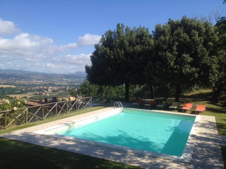 Una piscina circondata dalla natura, perfetta per godersi un momento di relax tra le colline umbre.