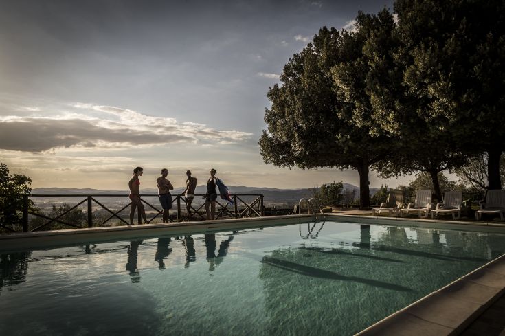 Momento di relax accanto alla piscina, con panorama tranquillo e un'atmosfera calma.