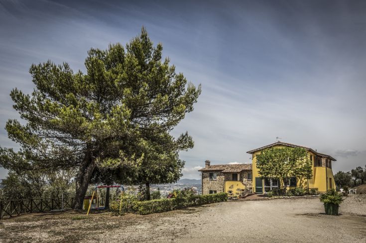 Accogliente casa vacanze con panorama su Torgiano, perfetta per il relax e le esplorazioni in Umbria.
