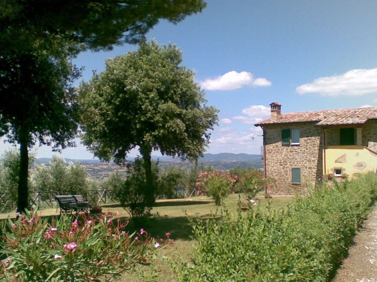 Casa vacanze situata in Umbria, circondata da verde, offre uno spazio confortevole e rilassante.