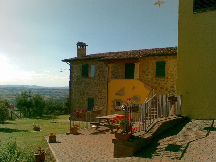 Casa vacanze situata nella natura con panorama su Torgiano, perfetta per un soggiorno tranquillo in Umbria.