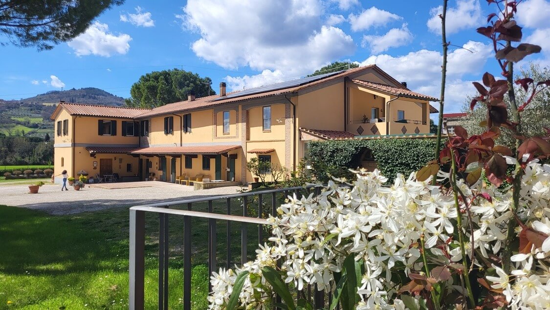Un agriturismo circondato da colline verdi dell'Umbria, perfetto per una pausa nel verde.
