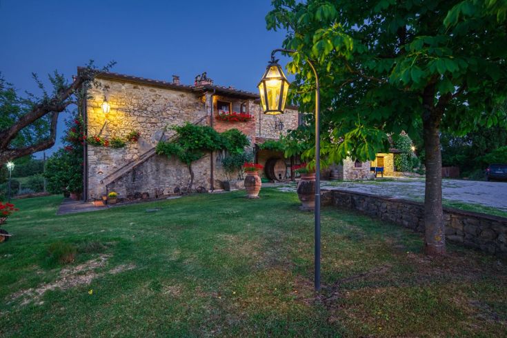 Un agriturismo immerso nel verde, con un'atmosfera accogliente e rilassante, ideale per una fuga dalla routine.