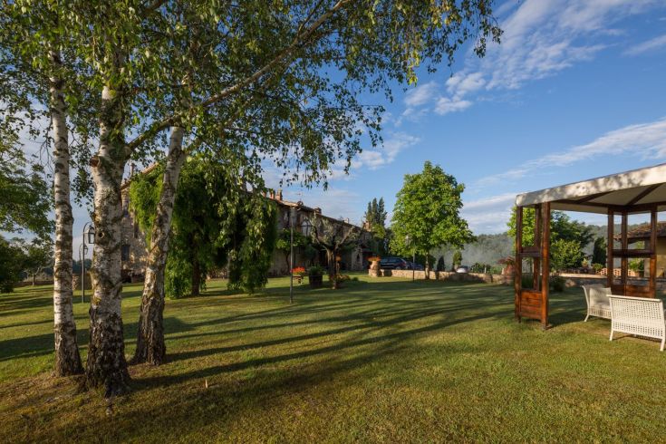 Un agriturismo circondato da natura nella Valle del Tevere, adatto per una pausa tranquilla e rigenerante.