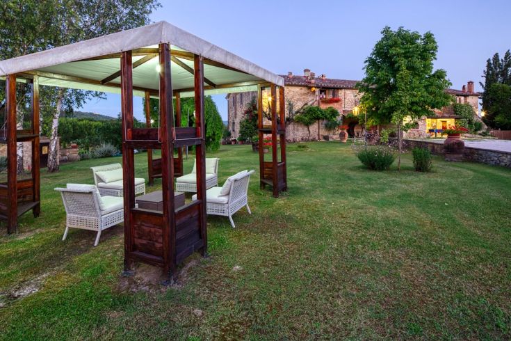 Un'accogliente zona relax immersa nel verde di un agriturismo umbro.