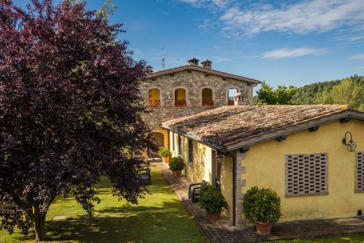 Un agriturismo situato nell'Alta Valle del Tevere, circondato da un paesaggio naturale. Luogo ideale per rilassarsi.