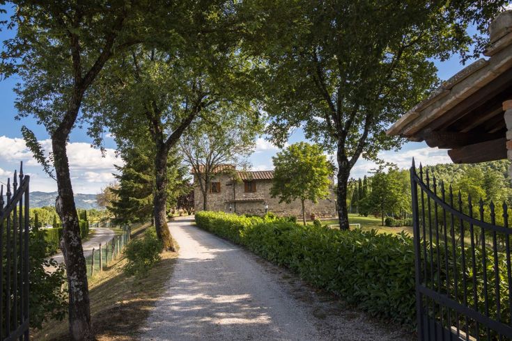 Agriturismo situato nella tranquilla Alta Valle del Tevere, circondato da colline e coltivazioni biologiche.