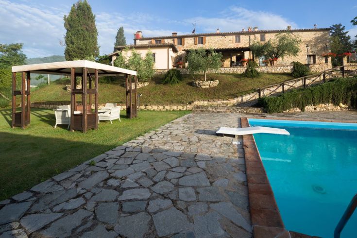 Agriturismo immerso nel verde, con piscina e zone per il relax tra le colline umbre.
