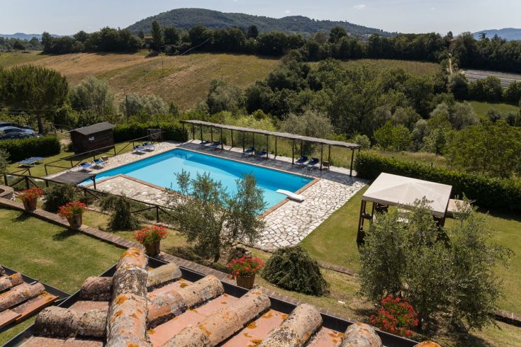Agriturismo con piscina immerso in un paesaggio collinare verde dell'Alta Valle del Tevere.