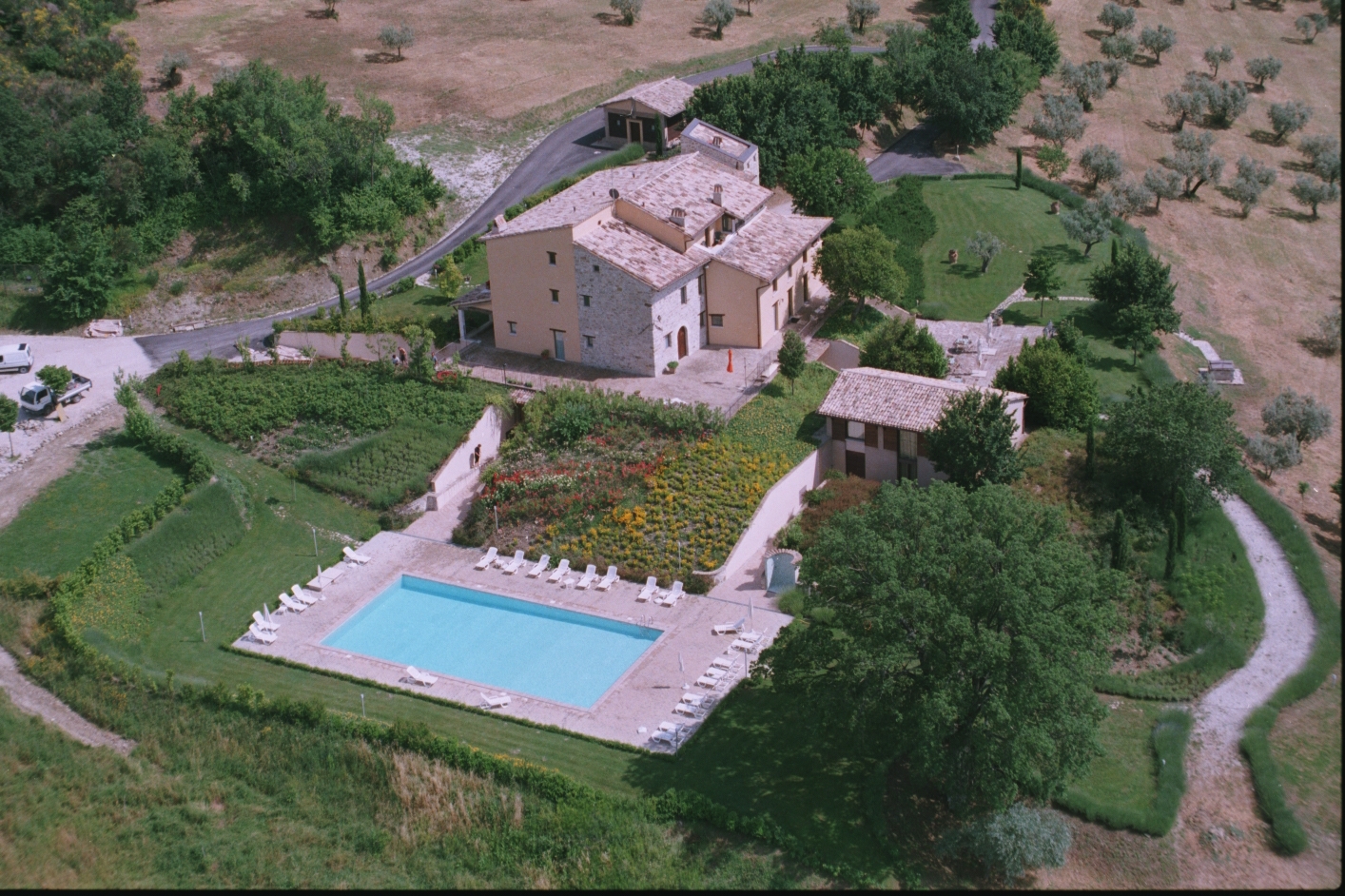Una villa con piscina situata in un'area naturale, adatta per un soggiorno di relax.