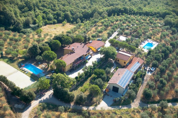 Situato in un contesto naturale, l'agriturismo offre un ambiente tranquillo con due piscine e un campo da tennis.