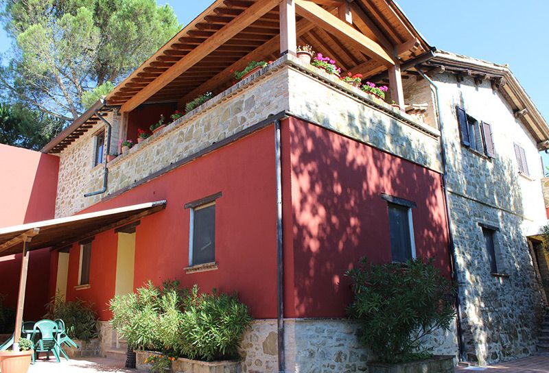 Farmhouse surrounded by nature, overlooking Assisi with excellent food offerings. A peaceful place.