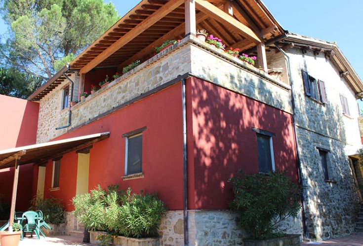 Agriturismo circondato dalla natura, con panorama su Assisi e un'ottima offerta gastronomica. Luogo tranquillo.