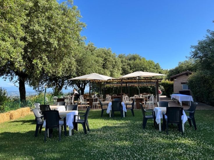 Un agriturismo circondato dalla natura, perfetto per un soggiorno tranquillo. Buona cucina e panorama su colline circostanti.