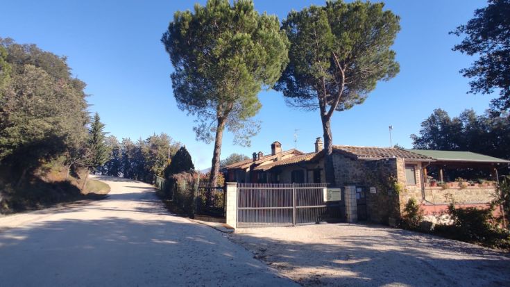 Agriturismo situato in un ambiente naturale, perfetto per una pausa rilassante e per assaporare la cucina tipica umbra, con panorama su Assisi.