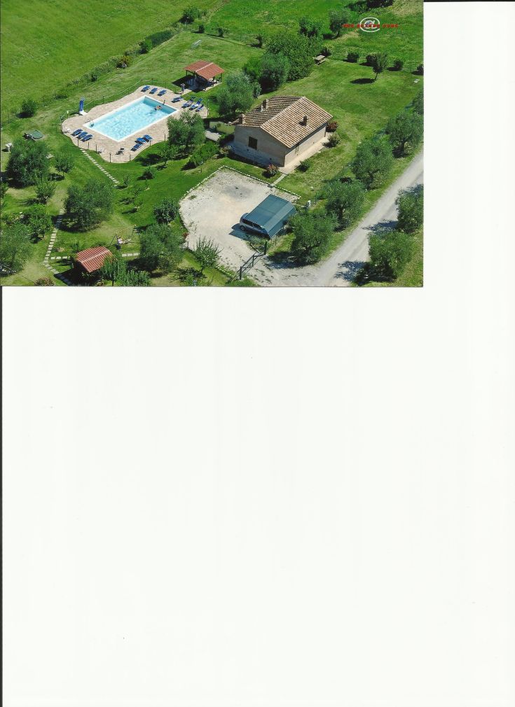 Ländlicher Bauernhof umgeben von Grün, mit Schwimmbad, ausgestattetem Garten und Spielplatz für Kinder.