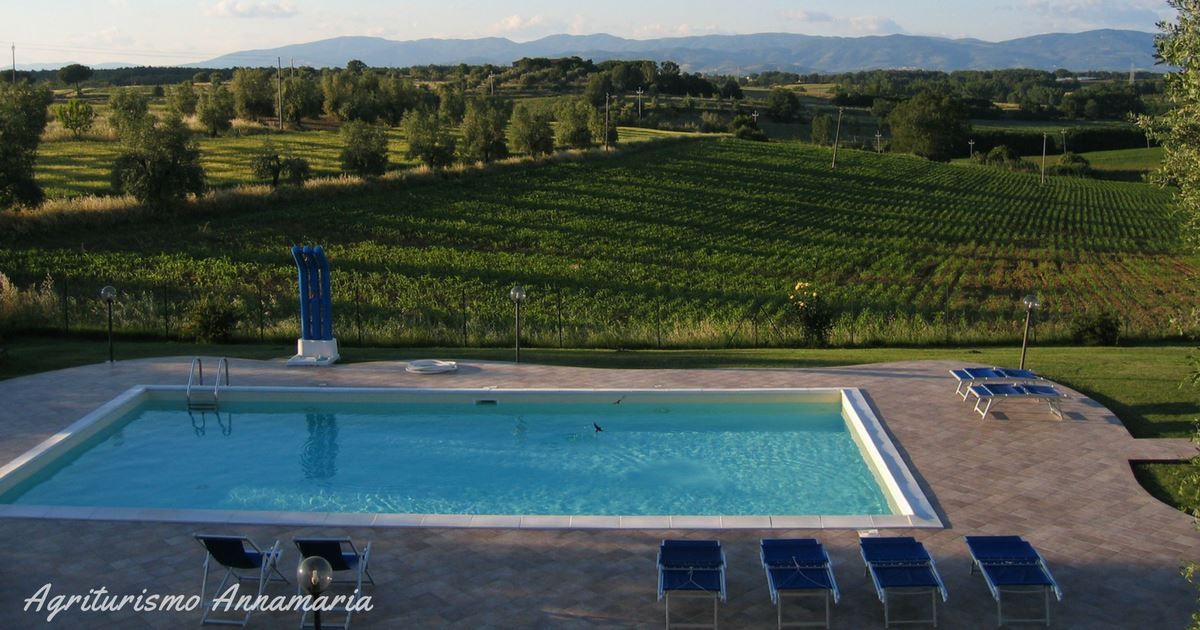 Un agriturismo con piscina immerso nella natura, circondato dal verde e con un panorama tranquillo.