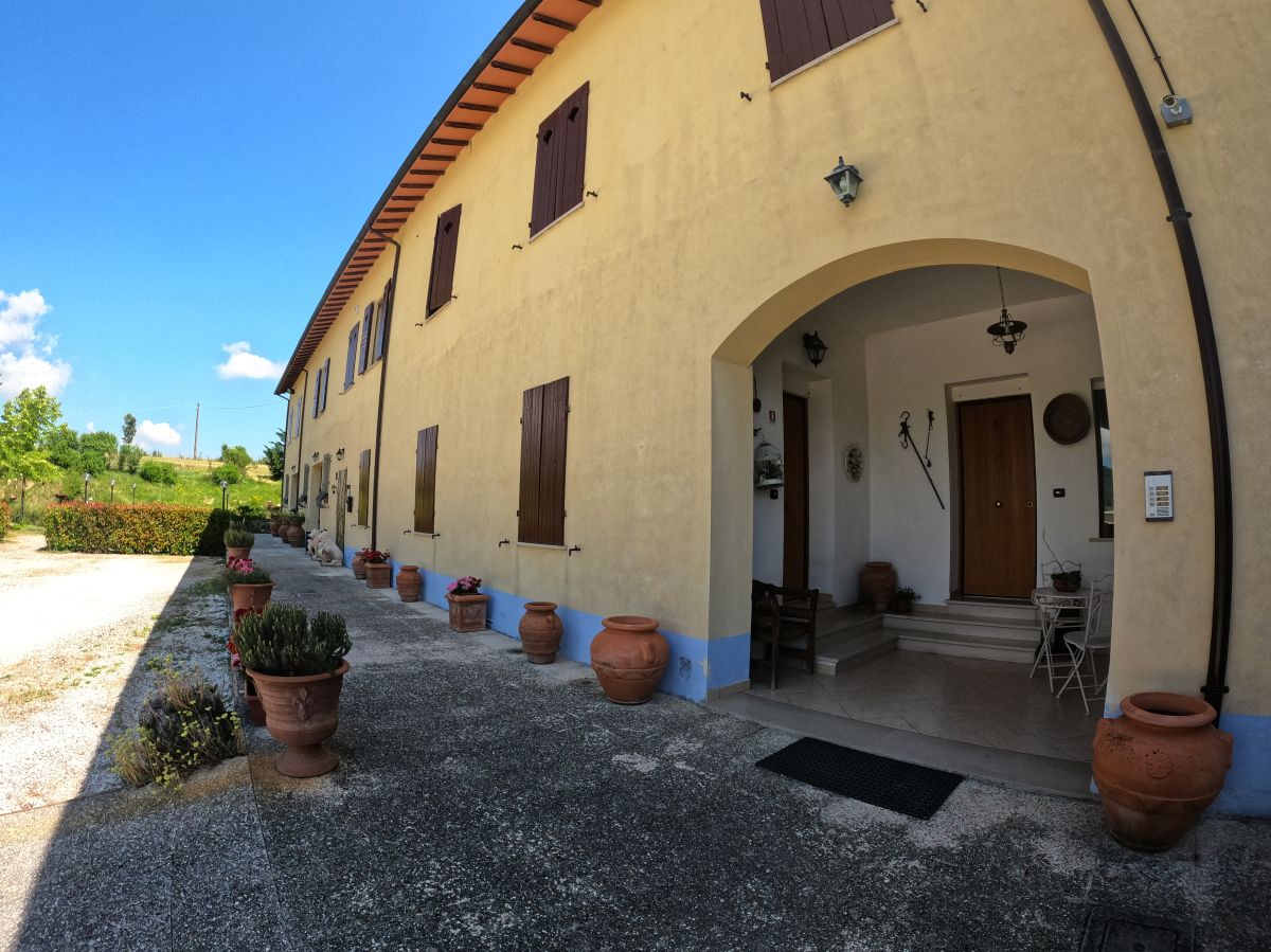 Country house surrounded by a large garden with a pool and well-kept green areas.