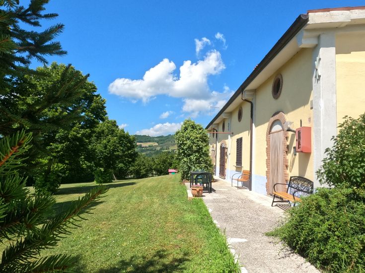 Agriturismo circondato da un giardino ben curato e una piscina, situato tra le serene colline umbre. Ottimo per famiglie.