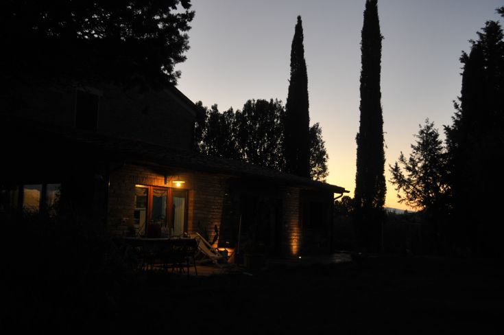 A farmhouse located in a natural setting, perfect for a relaxing break amidst tranquility and nature.