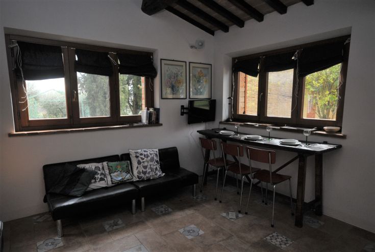 Cozy kitchen corner, simply furnished, with views of the surrounding nature and functional spaces.