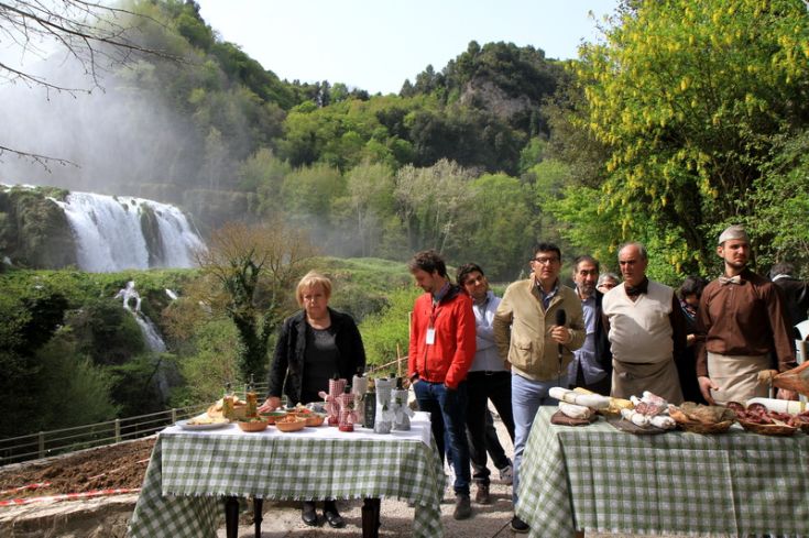 Un evento di degustazione immerso nella natura, con cascate che si affacciano sullo sfondo.