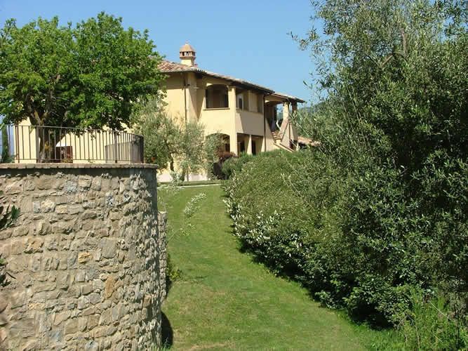 Cozy holiday home located in the tranquility of the Umbrian countryside, surrounded by olive groves and vegetation.