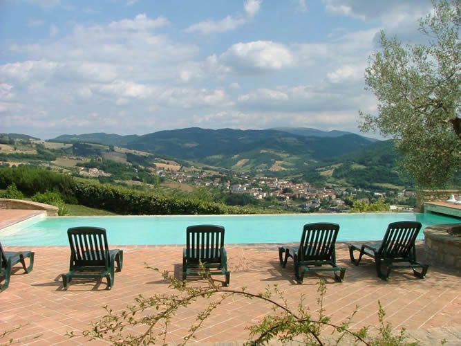 Relax by the pool surrounded by green hills typical of Umbria.