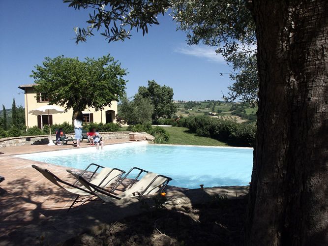 A cozy villa with a pool surrounded by hills. A place to relax and enjoy the Umbrian nature.