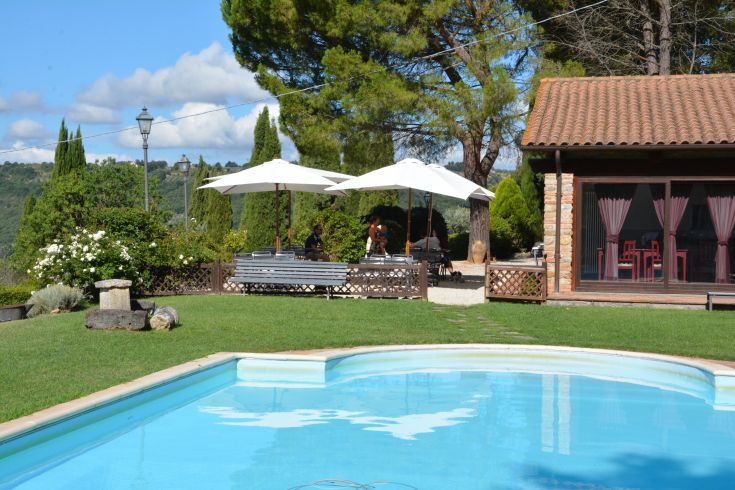 Umgeben von Grün und Ruhe bietet Il Poggiolo einen Pool und bequeme Bereiche für einen angenehmen Urlaub.