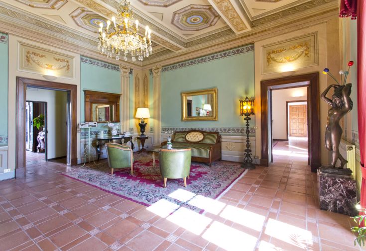 Ambienti storici con decorazioni semplici e mobili caratteristici dell'epoca.