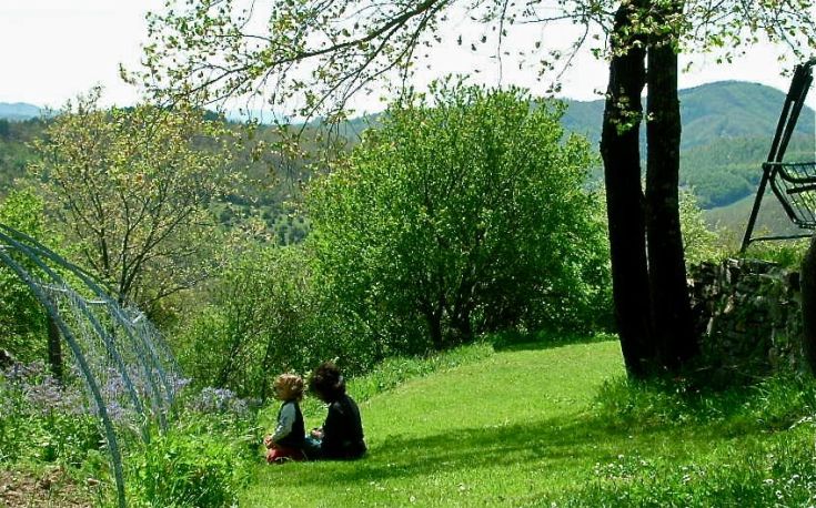Due bambini si trovano in un giardino verde, tranquilli tra piante e alberi.