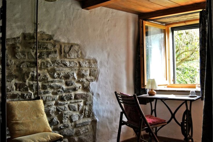 Un angolo di relax in un ambiente accogliente, con panorama su un giardino verde.