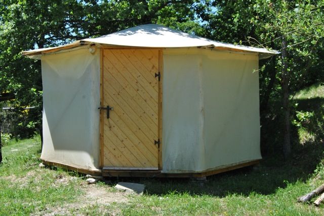 Struttura circondata da un ampio giardino, con accesso facile, progettata per offrire spazi per la meditazione e il relax.