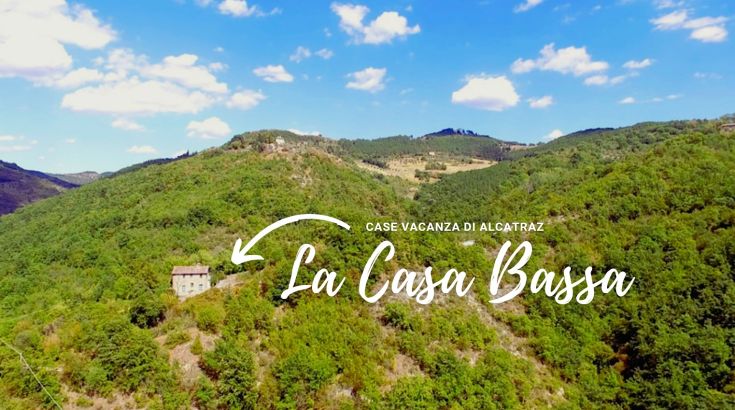 Ein einfaches Ferienhaus, das in der umbrischen Landschaft eingebettet ist und eine ruhige und stille Umgebung bietet.