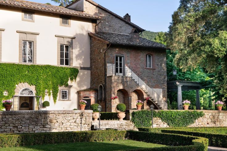 Una villa con giardini ben curati e un'architettura classica.