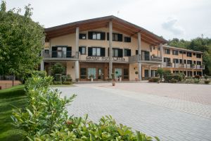 Gebäude mit Garten, ideal für Aufenthalte und Aktivitäten im Freien.